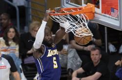 （体育）篮球(qiú)——NBA常规赛：湖(hú)人胜马刺