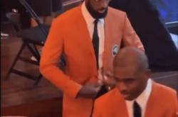 刚刚！詹姆(mǔ)斯提(tí)前入(rù)选了(le)NBA名(míng)人堂！