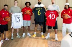 聯(lián)动！祖巴茨等(děng)NBA球员造访卡灵頓(dùn)，获赠曼聯(lián)球衣