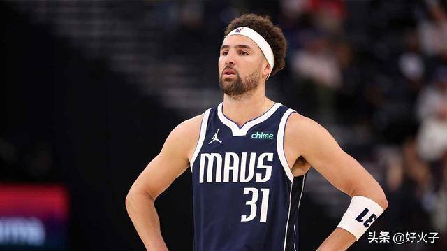 多才多艺,克莱·汤普森在潜水酒吧炫耀台球技