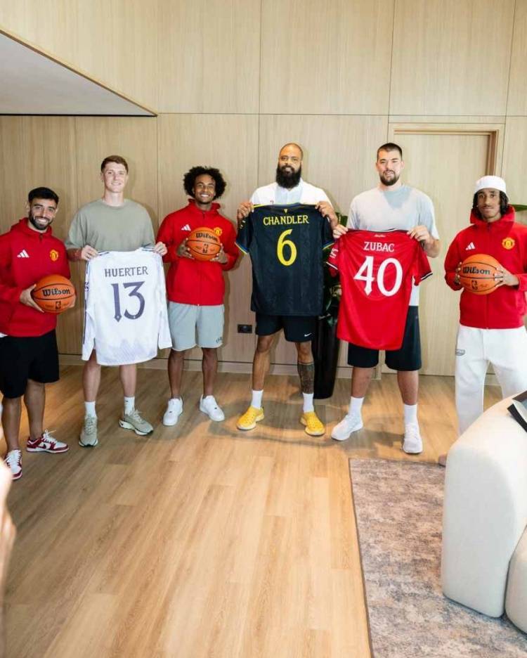 联动!祖巴茨等NBA球员造访卡灵顿,获赠曼联球衣