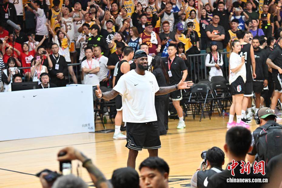 NBA球员勒布朗·詹姆斯到访四川成都