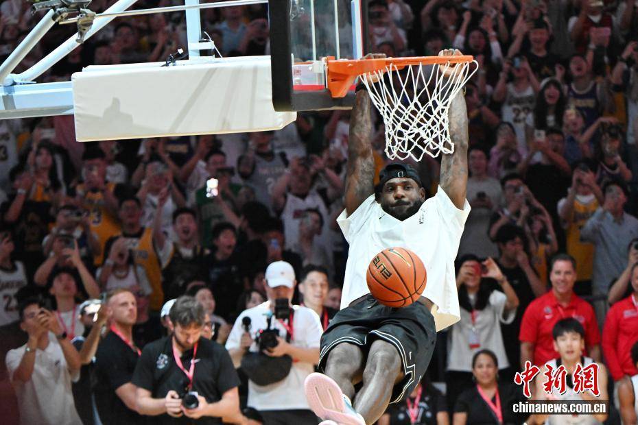 NBA球员勒布朗·詹姆斯到访四川成都