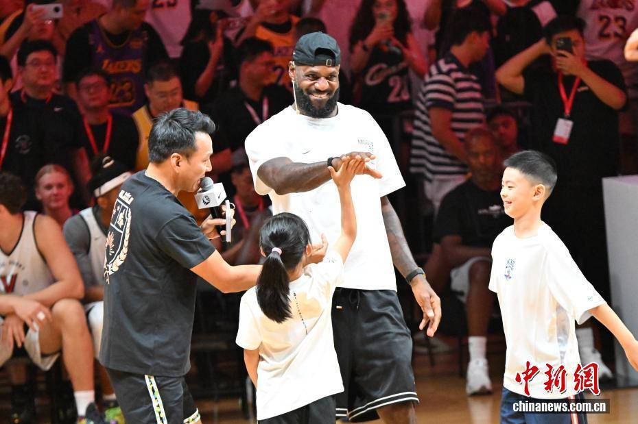 NBA球员勒布朗·詹姆斯到访四川成都