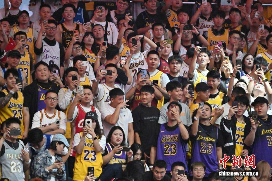 NBA球员勒布朗·詹姆斯到访四川成都