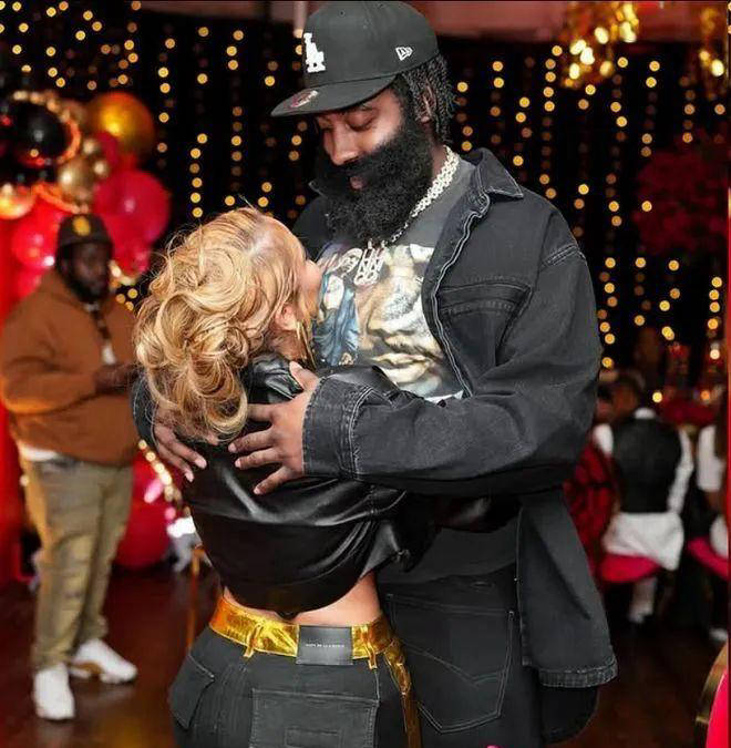 詹姆斯-哈登女友公开怀女孩,海报甜蜜大方