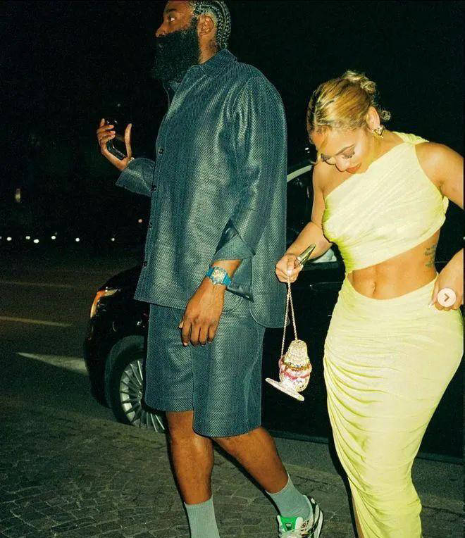 詹姆斯-哈登女友公开怀女孩,海报甜蜜大方